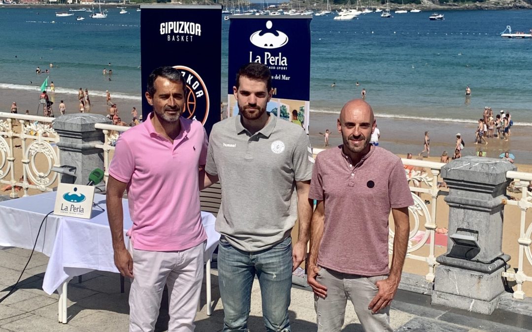 DELTECO GIPUZKOA BASKET HA PRESENTADO HOY A SU JUGADOR MIKEL URIZ EN EL PERLON