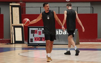 Con 36 puntos, 11 rebotes y 6 asistencias, la buena progresión de Adam Sollazzo busca contagiar al equipo