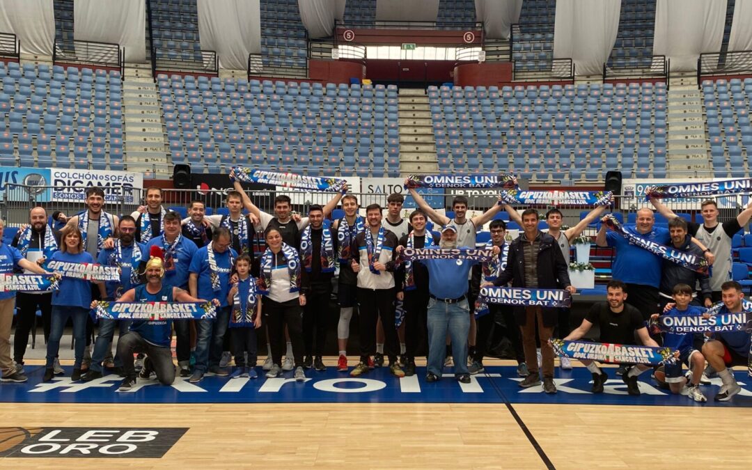 Encuentro entre la Peña Omnes Uni y la plantilla en el Angulas Aguinaga Arena